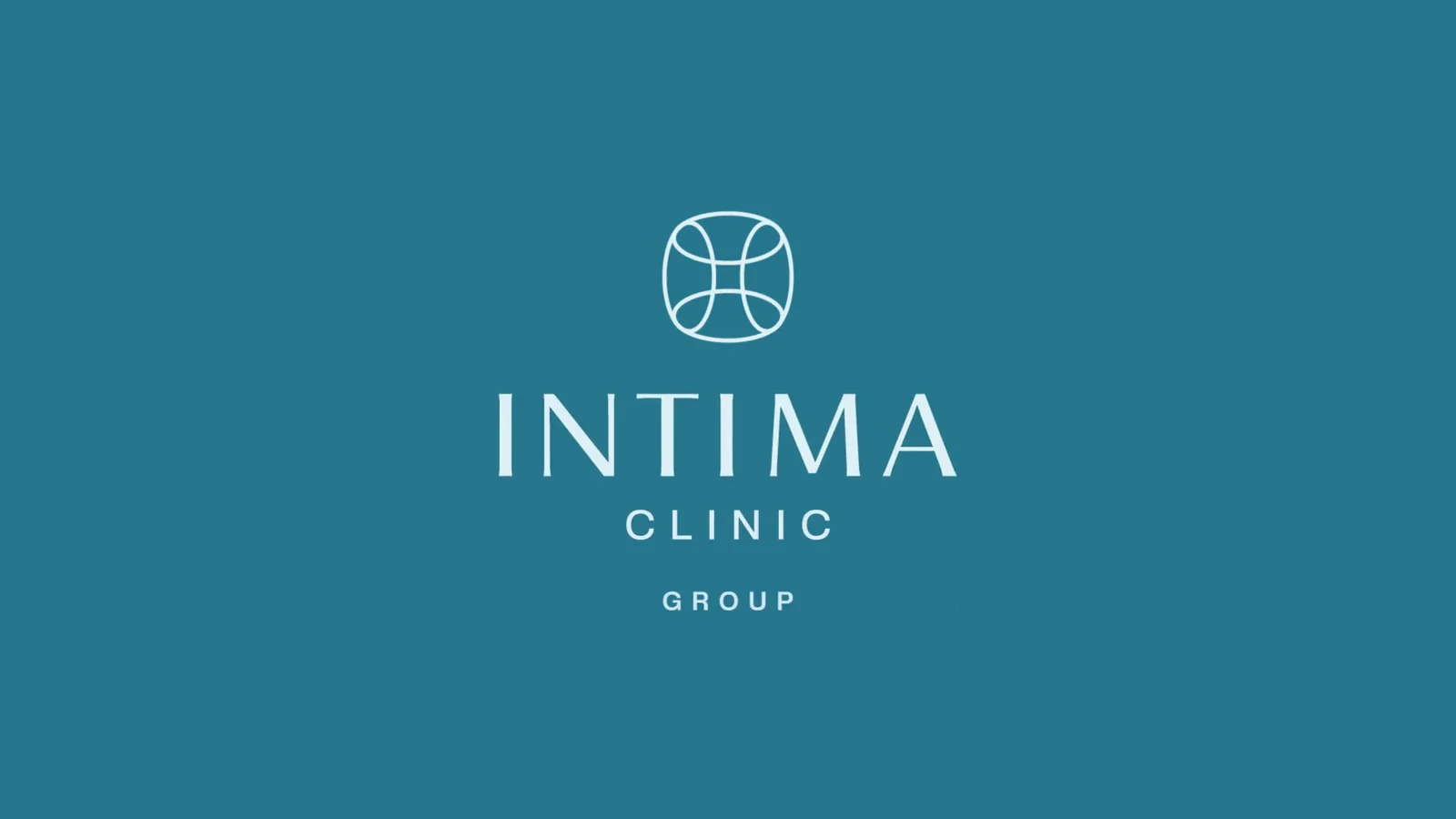 Animacja identyfikacji Intima Clinic: znak grupy i marki instytutów Fem, Men, Diagnostic i Aesthetic, każda w swoim kolorze.