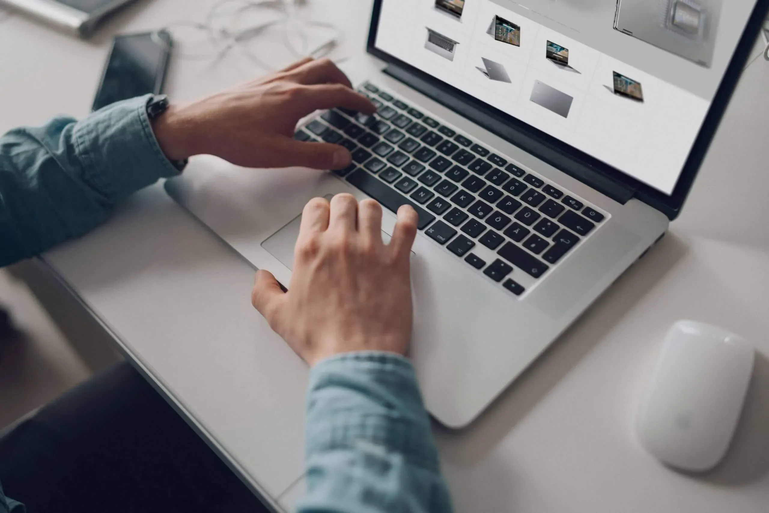 Dłonie na klawiaturze laptopa z otwartą stroną produktów Acer zaprojektowaną przez nas
