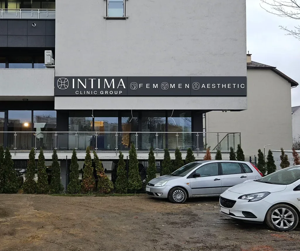 Ten sam budynek z szyldem Intima Clinic Group i nazwami Fem, Men i Aesthetic