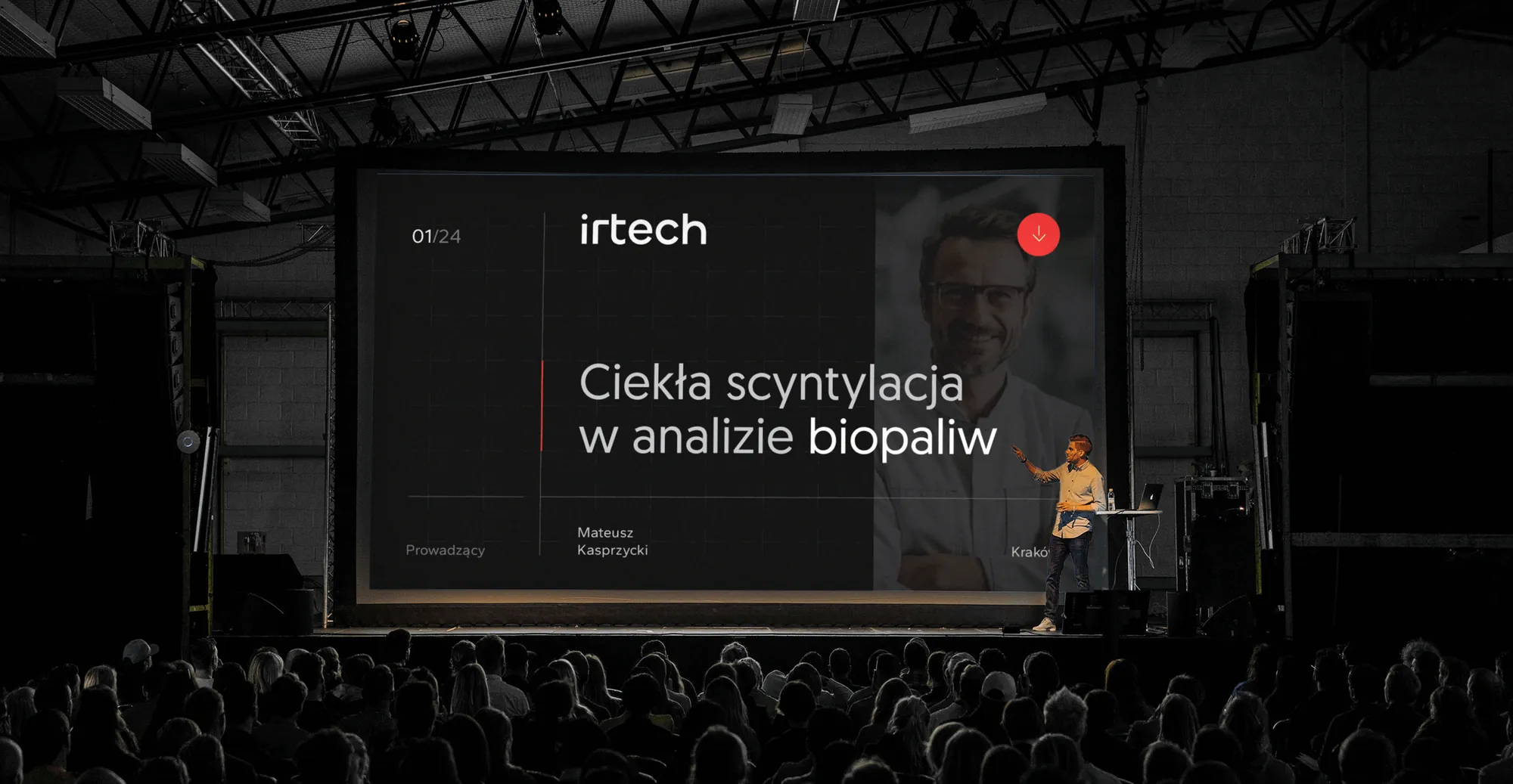 Ciemna sala konferencyjna, na dużym ekranie slajd irtech „Ciekła scyntylacja w analizie biopaliw”.