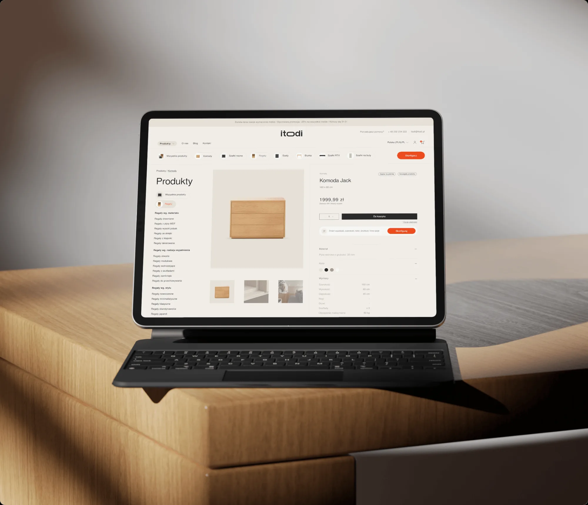 Tablet na drewnianym blacie z katalogiem produktów itodi i drewnianą komodą na karcie produktu.