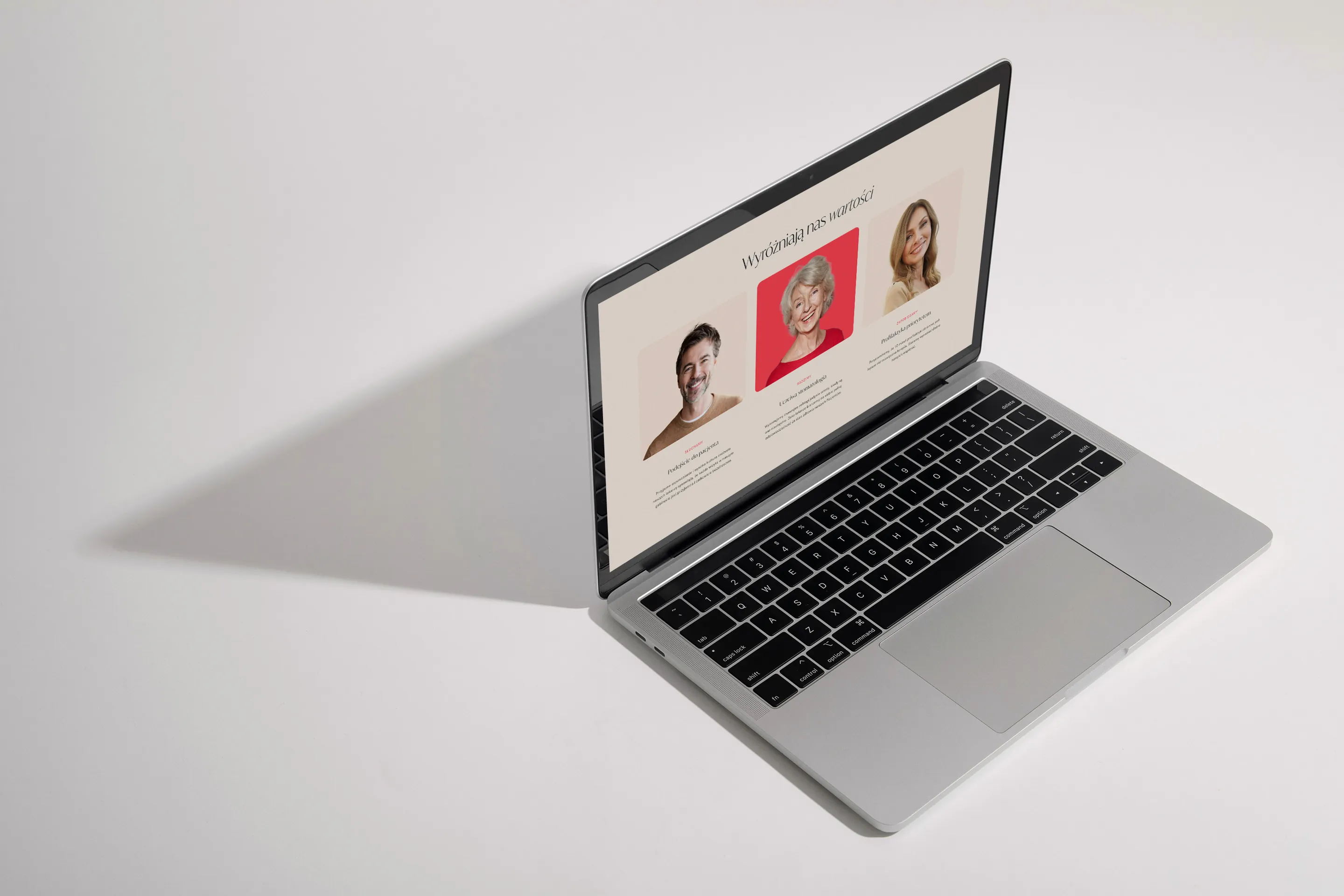 Laptop z sekcją wartości kliniki i trzema portretami lekarzy.