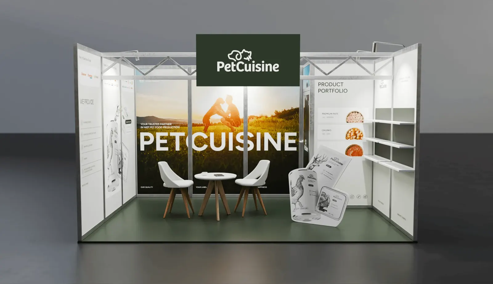 Stoisko PetCuisine od frontu, ze stolikiem i ścianą produktów