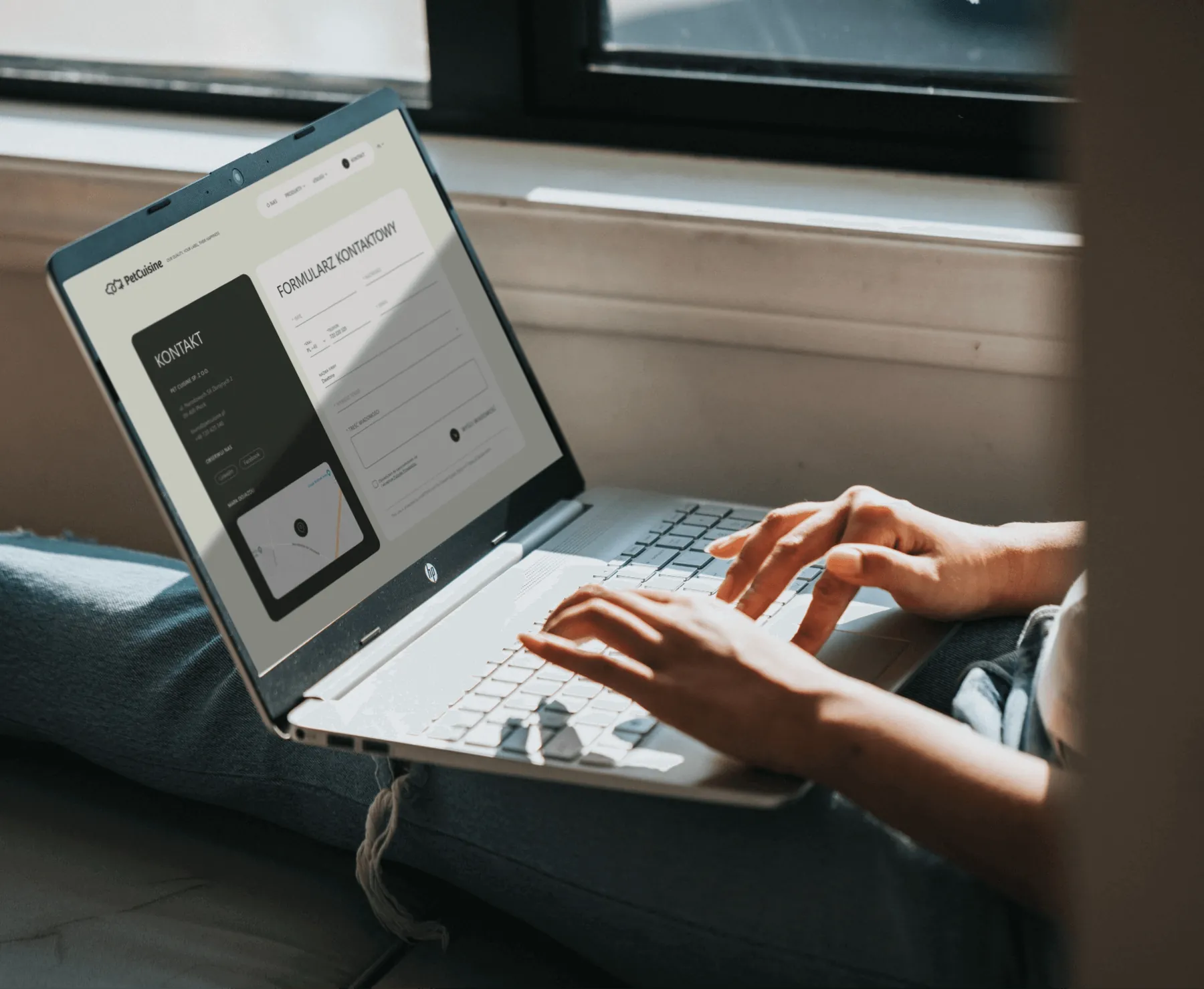 Laptop na kolanach z podstroną PetCuisine