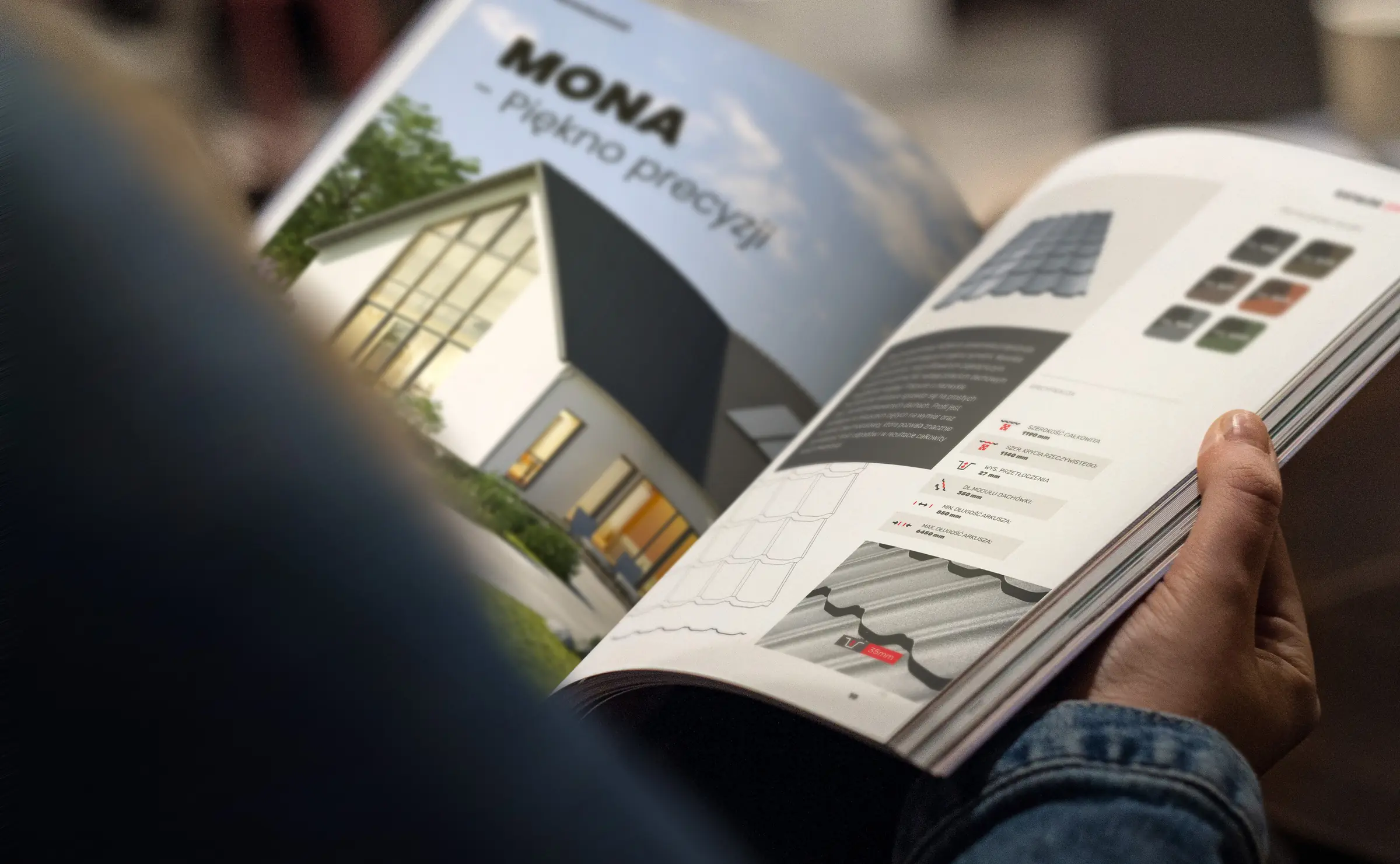 Katalog Regamet otwarty na blachodachówce Mona z kartą parametrów i próbnikiem kolorów