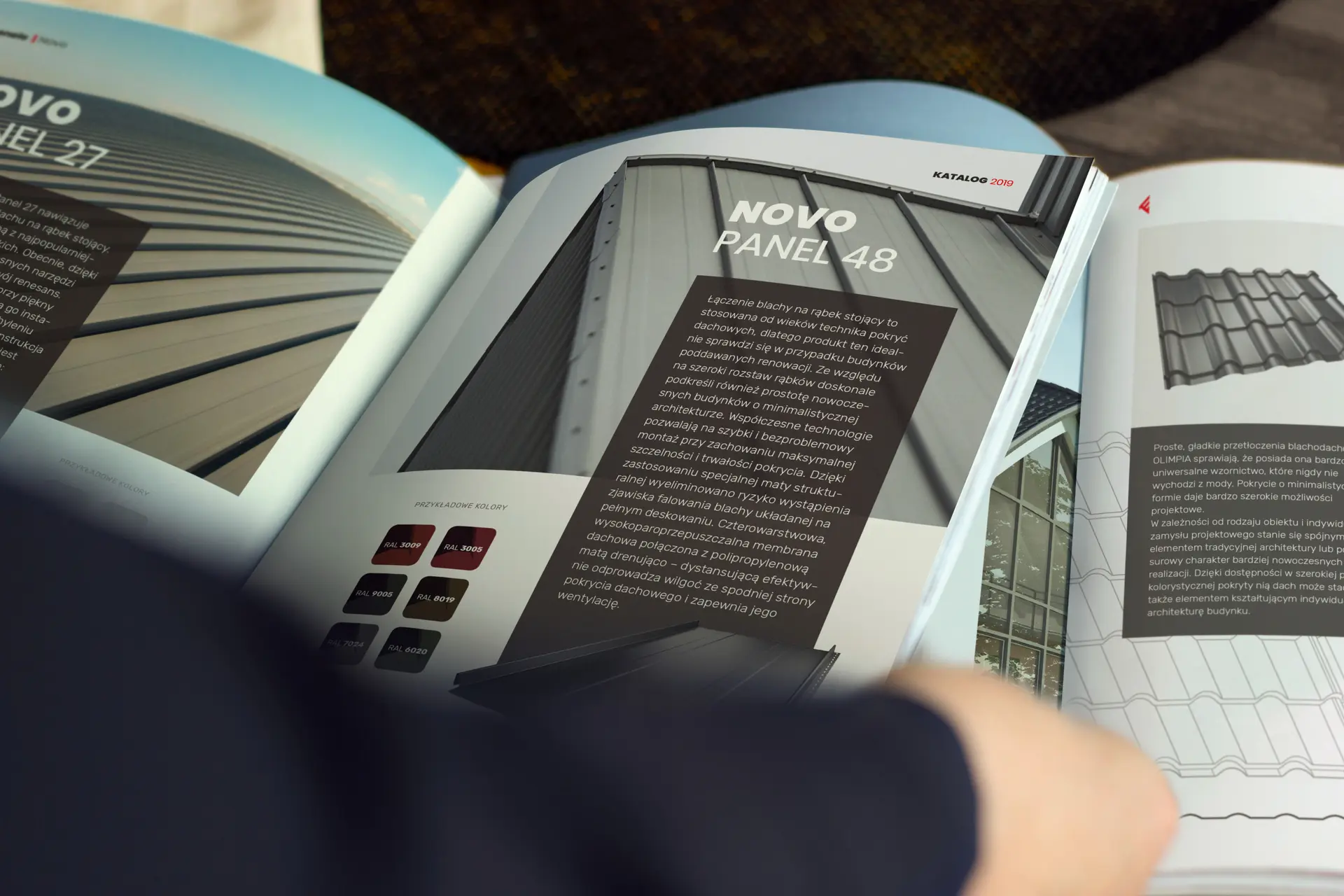 Otwarty katalog Regamet na rozkładówce z panelami Novo 27 i Novo 48