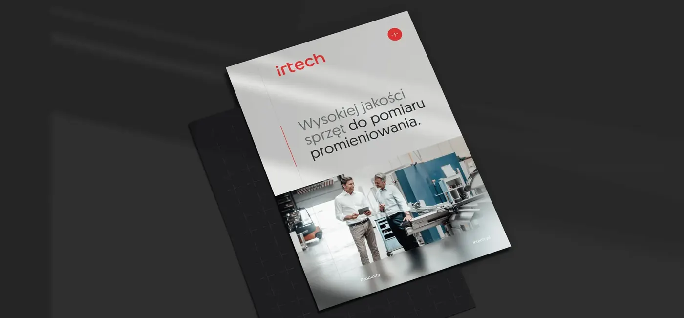 Broszura irtech na ciemnym tle, okładka ze zdjęciem laboratorium