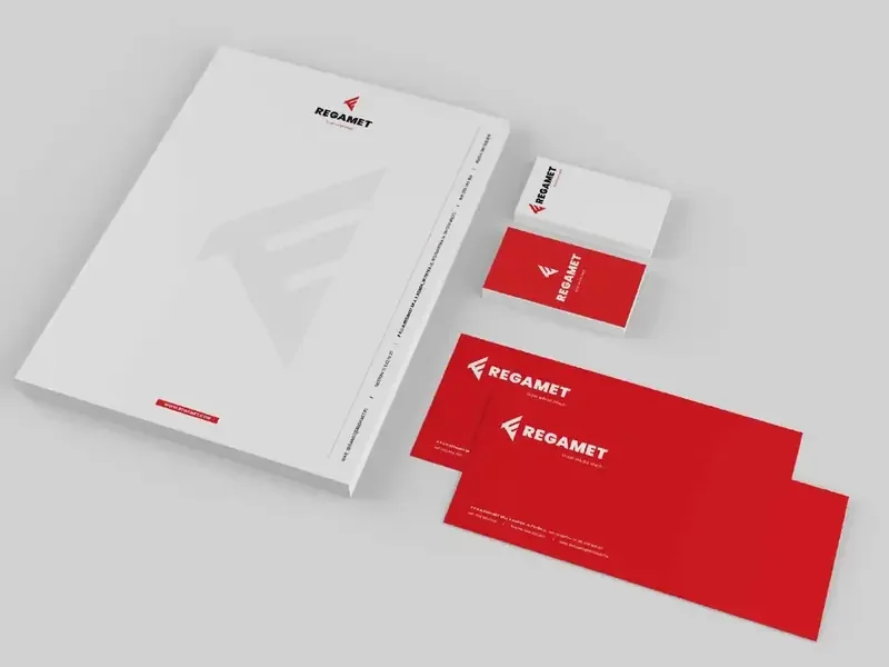 Biało-czerwony zestaw Regamet: papier firmowy, wizytówki i koperty.