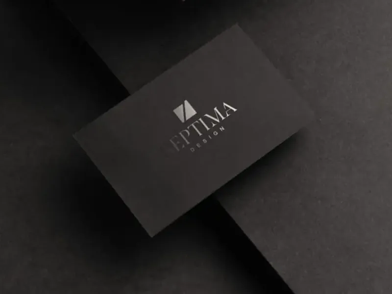 Czarna wizytówka Septima Design ze srebrnym logo na czarnym papierze.