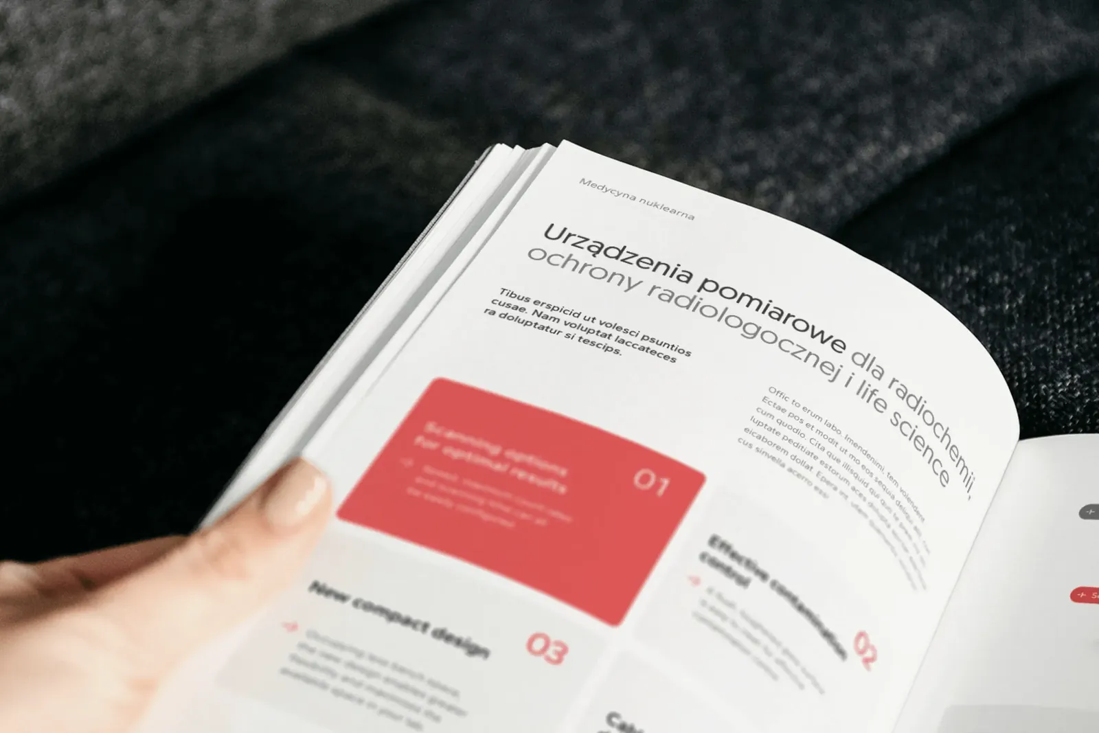 Otwarty katalog irtech o urządzeniach pomiarowych z czerwonymi akcentami marki.