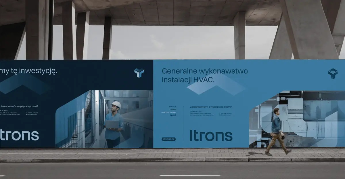 Dwa banery Itrons na ogrodzeniu budowy, granatowy i błękitny: hasło „Generalne wykonawstwo instalacji HVAC.”, sygnet z heksagonu, logo i zdjęcia z montażu instalacji.