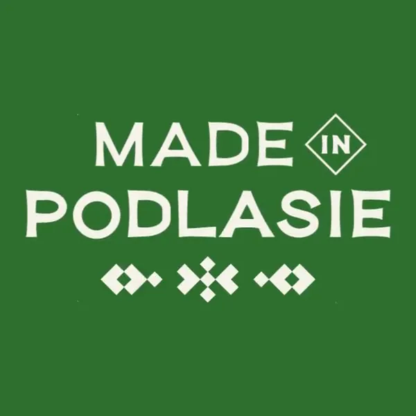 Logo Made in Podlasie: biały napis i ludowy ornament na zielonym tle.