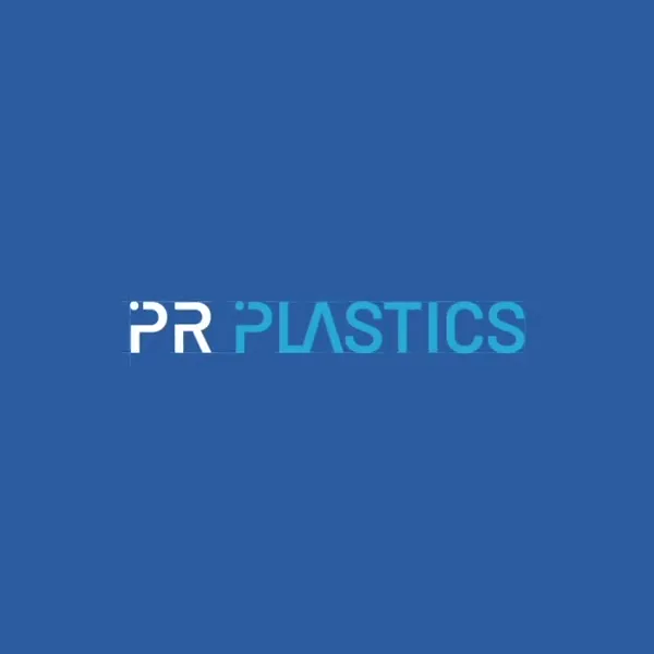 Logo PR Plastics: biało-błękitny napis z kropką w literze P na niebieskim tle.