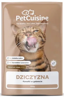 Saszetka PetCuisine, smak dziczyzna: kot na brązowym tle.