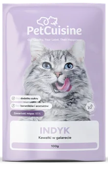 Saszetka PetCuisine, smak indyk: kot na liliowym tle.