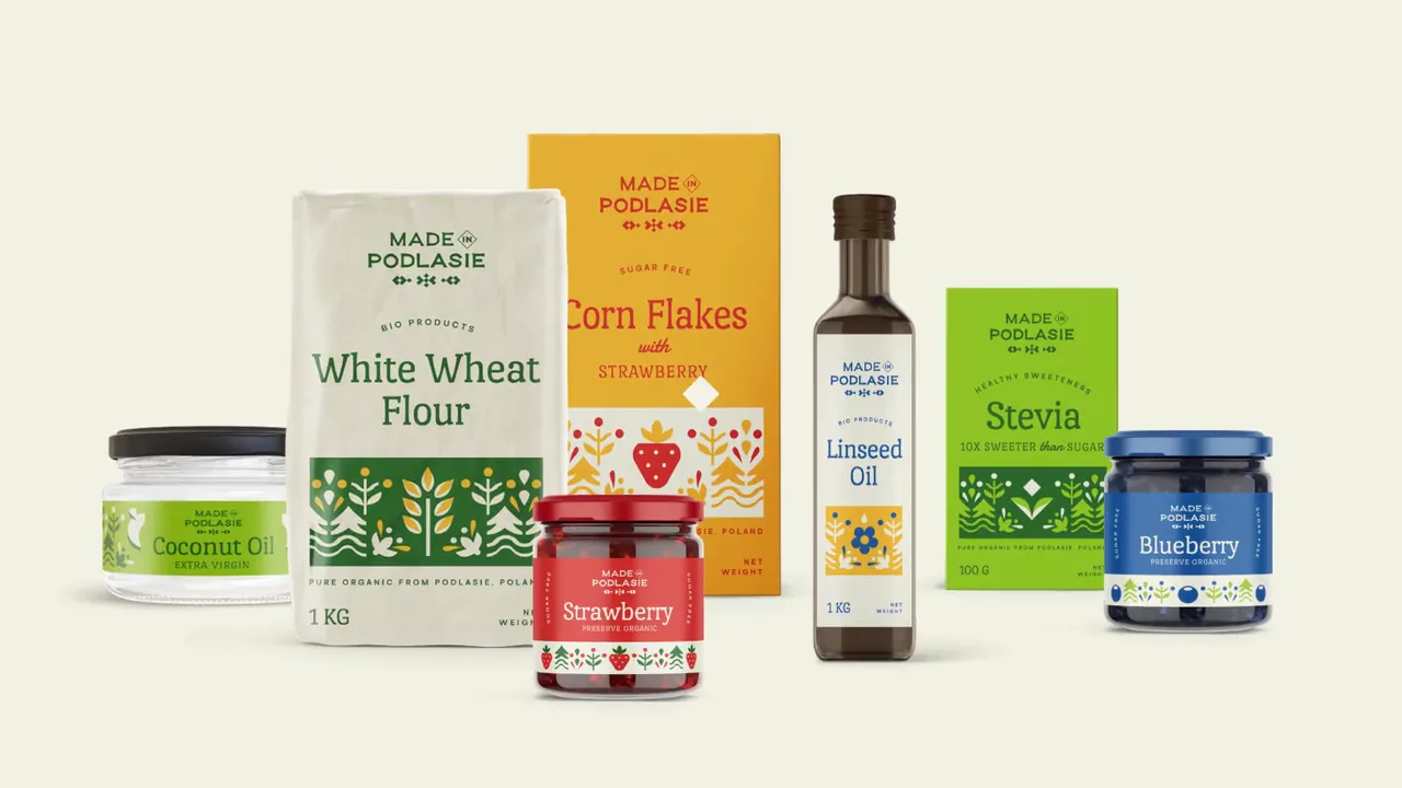 Siedem produktów Made in Podlasie ustawionych obok siebie: olej kokosowy, mąka, płatki, dżem truskawkowy, olej lniany, stewia i dżem jagodowy.