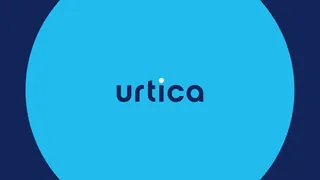 Logo Urtica na niebieskim tle, kadr z animacji identyfikacji.