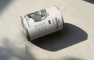 Puszka PetCuisine z rysunkiem indyka w ostrym słońcu.