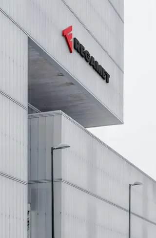 Przestrzenne logo Regamet na jasnej elewacji budynku.