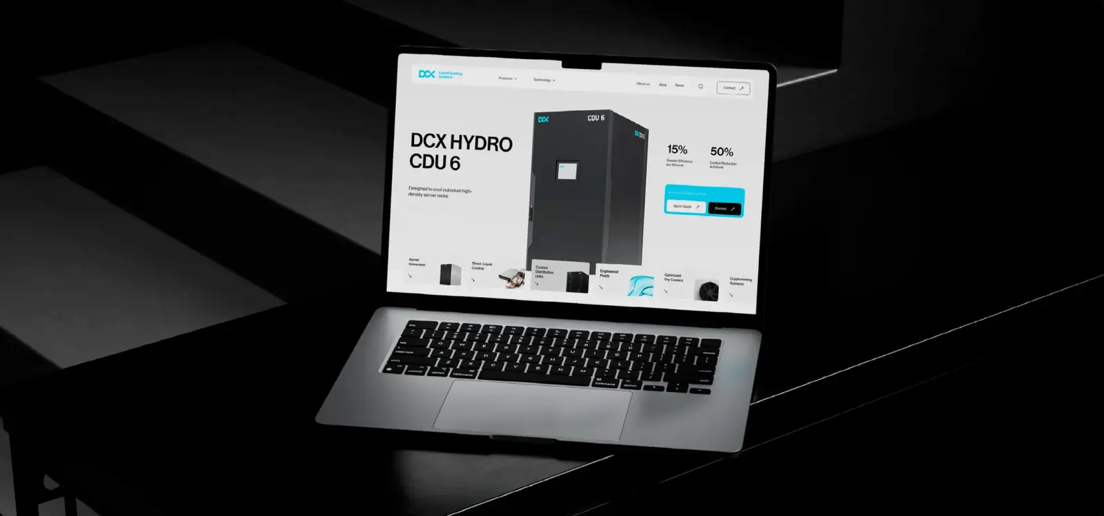 Projekt strony DCX na laptopie.