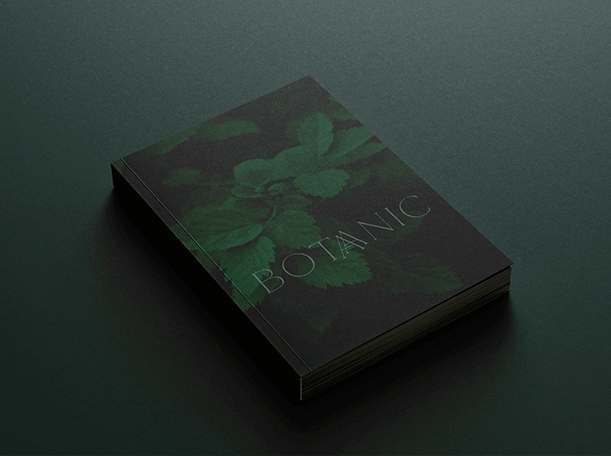 Ciemnozielona okładka albumu „Botanic” ze zdjęciem liści