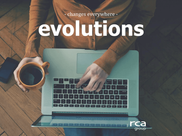 Slajd tytułowy „evolutions” na zdjęciu osoby przy laptopie z kubkiem kawy