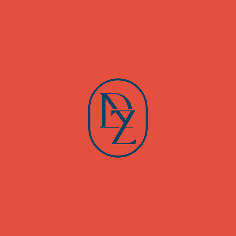 Monogram DZ w owalu na czerwonym tle.