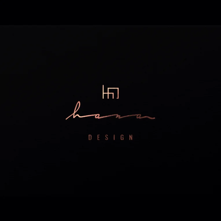 Logo Hana Design: miedziany znak i odręczny napis na czarnym tle.