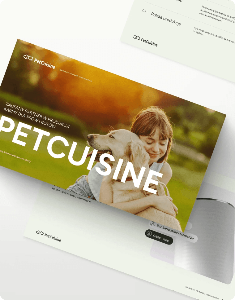 Folder PetCuisine z hasłem o produkcji karmy dla psów i kotów i zdjęciem dziewczynki z psem